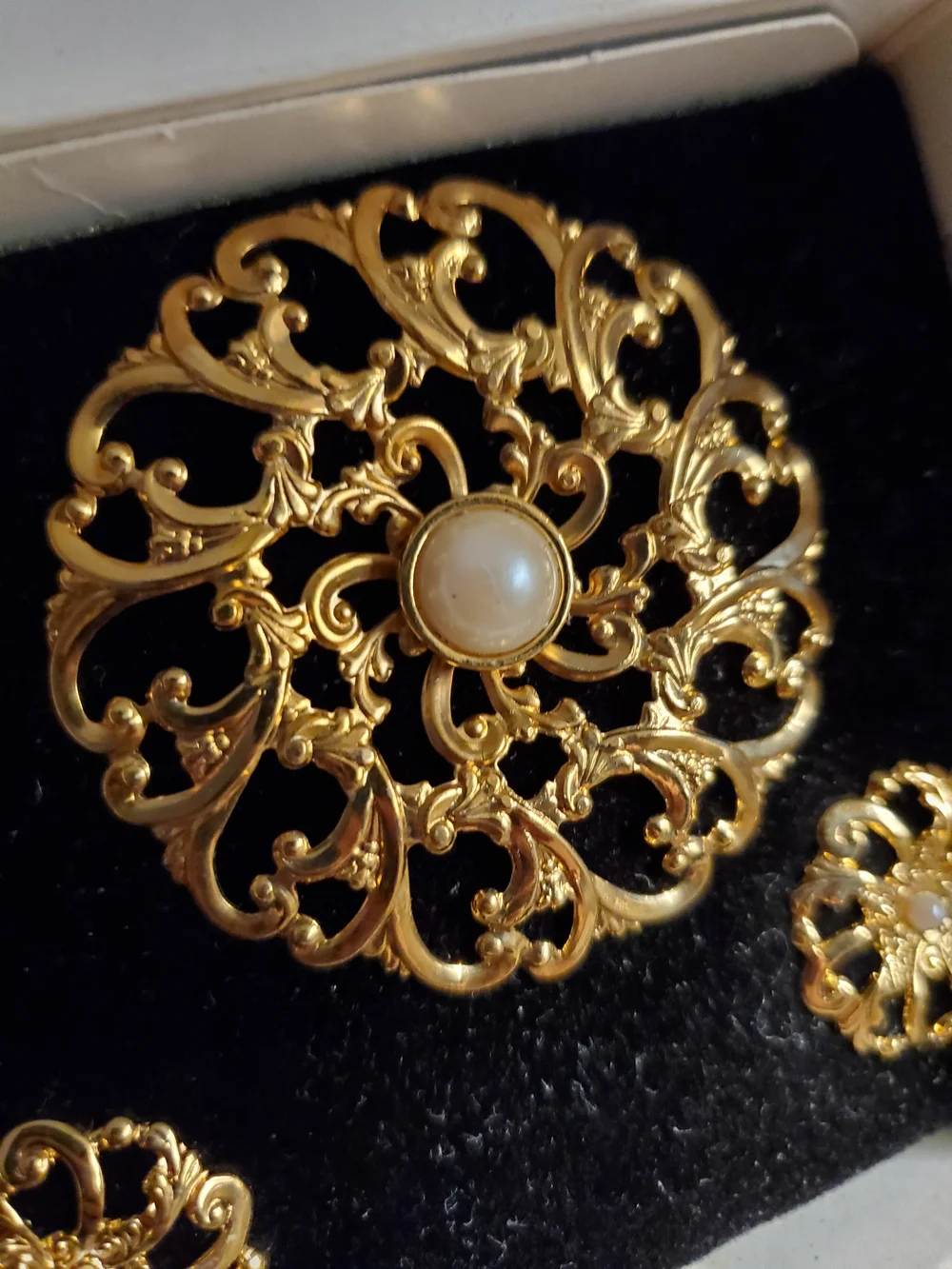Avon‎ Flower Blossom Gold Tone Faux Pearl Pin Brooch and Earrings Set Vintage